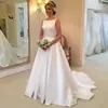 Sesión de estudio fotográfico vestido de novia satinado ligero, sin mangas, entallado en la cintura, con cola larga, hasta el suelo, minimalista, novia de comercio exterior, comercio exterior transfronterizo