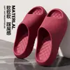 Chinelos de verão masculinos e femininos para uso externo, modelo slip-on 2026, com sola grossa, que aumentam a altura, para uso doméstico, sandálias de praia antiderrapantes para casais
