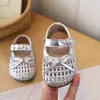 Zapatos Pre-Caminata para Bebé 2026 Estilo Nuevo de Primavera Zapatos Pequeños de Cuero Zapatos Huecos de Princesa Sandalias Mary Jane de Suela Suave para Niñas