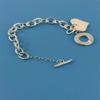 Pulseira com Pingente de Coração Cruzado Europeu e Americano Pérola Imitação Barroca para Mulheres Simples Fivela Ot Francesa Joia de Mão para Mulheres