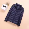 Preço especial [liquidação] jaqueta nova de algodão acolchoado com penugem leve, curta com capuz, gola alta, casaco feminino plus size