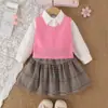 Conjunto de três peças para bebês meninas europeias e americanas, primavera e outono, novo colete de tricô + camisa branca de manga longa + saia curta xadrez, estilo preppy