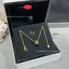 Collar Clásico de Hielo Lunar con Incrustaciones de Diamantes para Mujer, Collar con Patrón de Diamantes V Chapado en Oro Rosa de 18K con un Toque de Lujo Ligero