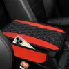 Almofada para caixa de apoio de braço de carro com bordado em couro e costura 3D, popular capa antiderrapante para console central de carro para caixa de apoio de braço
