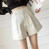 Shorts de couro femininos, novos shorts casuais de cintura alta para outono e inverno, corte solto com fendas, modeladores, adequados para usar por cima de outras peças, shorts bootleg de perna larga