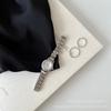 IEKE - Reloj de lujo ligero y elegante de estilo socialité, pequeño, dorado, con correa de acero, para mujer, con esfera de fritilaria perlada, delicado y pequeño, disponible al por mayor.