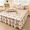 Faldón de cama de franela 100% algodón Oculta imperfecciones con borde de volantes Juego de colcha de algodón puro engrosado Juego de tres piezas de sábanas Funda antideslizante Universal para todas las estaciones