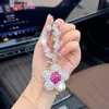 Chaveiro de flor estilo coreano, intrincadamente trabalhado, preenchido com argila, cravejado de diamantes, com corrente de contas de cristal, um acessório fofo para bolsas e correntes de celular