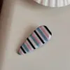 Presilha de garra colorida listrada estilo coreano, presilha de cabelo de tamanho médio de alta qualidade para mulheres, presilha de tubarão para a parte de trás da cabeça, pequeno acessório de cabelo de presilha de garra