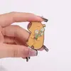 Medalla de Dibujo Animado con Forma de Capibara Abrazando Plantas, Flor de Venta Caliente Transfronteriza, Broche de Animal Divertido, Mejor Amigo, Joyería