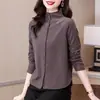 Camisa de terciopelo cepillado con cuello semi-alto para mujer, nuevo abrigo corto de otoño e invierno para mujeres petite, top bordado vintage para madres