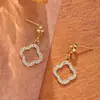 Brincos da Moda Novo Trevo de Quatro Folhas com Design Levemente Luxuoso e de Alta Qualidade, Brincos Pendentes de Pérola, Joia de Tarraxa Eletrodepositada em Aço Titânio 18K