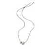 Elegante y Versátil Collar de una Sola Perla Marfil para Fruta con un Colgante de Diseño Minimalista Único para Mujer, un Collar para Suéter de Amuleto de Buena Suerte