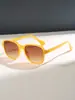 Óculos de Sol Quadrados Simples e Modernos Estilo Coreano, Unissex, com Design Único de Rebite, Proteção Solar para Uso Externo, Óculos Versáteis