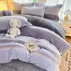 Conjunto de Quatro Peças Estampado de Lã de Leite para Inverno Capa de Edredom Espessa e Quente de Lã Coral Lençol de Cama Conjunto de Três Peças para Cama de Dormitório Estudantil