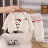 Conjunto de Ropa de Otoño para Niñas Modelo 2026 Ropa de Primavera y Otoño Ropa Infantil para Bebés Chaqueta de Dibujos Animados Conjunto de Tres Piezas de Manga Larga para Bebé Tendencia Venta al por Mayor