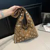 Moda Europea y Americana 2026 Primavera Nuevo Bolso Tote, Elegante y Genial Bolso de Hombro Tipo Cubo con Tachuelas de Lunares para Mujer