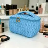 Bolsa de maquillaje cuadrada acolchada con nuevo diseño de vid tejida, ligera, gran capacidad, tacto de alta gama, bolso de mano portátil