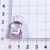 Miniaturas simuladas de botellas pequeñas para juego de alimentos al por mayor, botellas en miniatura de bebidas y vino, accesorios de resina de tienda de conveniencia, parches de dibujos animados surtidos