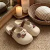 Pantuflas de mujer estilo Birkenstock con botones, de tacto cómodo, diseño tejido hueco, resistentes al olor y antideslizantes, nuevas sandalias de verano para exteriores para mujer 2026