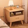 Mesita de noche de madera maciza para dormitorio del hogar 2026 Venta caliente Creativa Pequeño Armario de almacenamiento simple para niños Mesita de noche de tronco