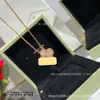 V Gold Versión de Alta Gama 25 Edición Limitada de Navidad Collar de Trébol, Chapado en Plata con Oro Rosa de 18 Quilates, Cadena para Clavícula de Nácar Rosa, Exquisitamente Elaborado