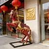 Esculturas de Animais Personalizadas em Fibra de Vidro - Decorações de Cavalo Galopante de Alto Padrão em Vermelho e Dourado para Vitrines de Lojas de Ano Novo em Empresas/Shoppings