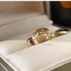 Aretes de Tachuela Dorados de Cuatro Garras con Diamante Redondo Único de 60 Puntos en Forma de Cuerno para Mujer, Toque de Lujo Ligero de Alta Gama, Artesanía CNC, Estilo Versátil de Pareja