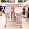 Estante de exhibición de ropa con ruedas perchero móvil pórtico de tubería de agua ropa de mujer de pie sala de transmisión en vivo tienda de tintorería perchero