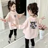 Camiseta de manga longa 100% algodão super fofa para meninas, novo estilo outono 2026, camiseta básica infantil tamanho médio e grande com estampa na parte superior, moderna
