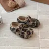 Sapatos Peludos Estilo Coreano para Meninas com Estampa de Leopardo Novo Inverno 2025 Sapatos Quentinhos de Veludo para Bebês Sapatos Externos de Algodão para Crianças