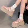 Sapatos plataforma populares de sola grossa para mulheres, novo estilo outono 2026 para pessoas baixinhas, sapatos casuais estilo alemão, tênis femininos confortáveis e versáteis
