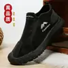 Sapatos de algodão de inverno com forro de pelúcia, botas de algodão com sola de pneu, sapatos slip-on à prova de vento, à prova de chuva e à prova de neve para uso externo para homens, botas de neve