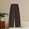 Calça larga sob medida para mulheres, tamanho petite, coleção outono 2026, projetada para te deixar mais alta, com caimento relaxed, cintura alta e comprimento cropped