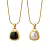 Collar con colgante de material de cobre con perlas de imitación blancas y negras de temperamento ins europeo y americano de lujo ligero para mujer, cadena de hueso de serpiente chapada en oro de acero de titanio P801