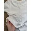 Camiseta de verano para mujer, color liso, corte ajustado, manga corta, con cuello Henry y botones, cuello en V medio abierto, adecuada como prenda básica