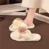 Nuevas pantuflas de algodón para mujer, cálidas con tiras cruzadas, versátiles y dulces, adecuadas para niñas jóvenes, otoño e invierno, con diseño floral, cómodas para uso en interiores
