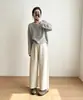 Calças Shen Outono/Inverno! Calça casual de lã macia e lisa, elegante e com caimento. Calça cropped larga, folgada, relaxada, para um visual preguiçoso e que afina a silhueta.