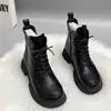 Botas de Cano Curto Femininas Estilo Britânico com Cadarço 2026 Novas Botas de Meia-Estação Primavera/Outono Botas de Cano Curto de Inverno com Pelúcia Interna Salto Médio Solado Grosso