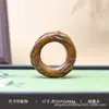 Hebilla de anillo de nudo de bambú de palisandro exquisitamente tallada, un colgante de llavero de coche único y elegante, perfecto para proyectos de bricolaje y que encarna la esencia de la estética tradicional china.