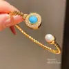 Pulsera Abierta de Zirconia y Perla Chapada en Oro Real de 18K, Pulsera Versátil de Nicho de Lujo Ligero, Joyería Exquisita de Alta Gama para Mujeres