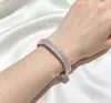 Pulsera Abierta de Moda para Mano Color Oro Arena con Tres Filas de Diamantes y Rosa Roja Parpadeante, Estilo Concubina Imperial, Color Duradero