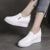 Bai Zhenhe está liquidando seu estoque de novos modelos de primavera de sapatos femininos com aumento interno de altura, sapatos casuais femininos respiráveis que fazem você parecer mais alta, sapatos brancos de couro macio genuíno