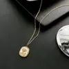 Collar de amor hueco de acero de titanio resistente a la decoloración para mujer, colgante de amor con diseño de nicho de lujo ligero, cadena de clavícula de temperamento versátil
