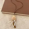 Collar con cordón de cuero y colgante de pez de madera, un diseño moderno y único, perfecto como cadena para suéter, con un estilo artístico y étnico, y versátil para varios atuendos