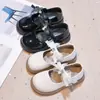 Sapatos Mary Jane de couro para meninas, nova coleção outono 2026, estilo princesa com laço e enfeites de pérola, sola macia, versátil para apresentações