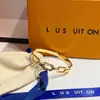 Pulsera de Lujo Ligero Marca V de 26 Luces, Artículo Popular de Venta Transfronteriza, Joyería Versátil Elegante de Moda para Mujer con Diseño Único
