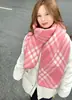 Bufanda de Cuadros Versátil Retro para Mujer Cálida de Invierno Borde de Doble Cara Bufanda Engrosada de Alta Gama para Hombre Fabricante Venta al por Mayor