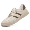 Zapatos casuales blancos nuevos para hombre, versátiles para todas las estaciones, ligeros y delgados, zapatillas deportivas casuales, suela plana, antideslizantes, resistentes al desgaste