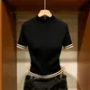 Top de punto de manga corta ajustado con cuello medio alto para mujer, estilo francés primavera 2026, estilo socialité elegante, top negro adelgazante